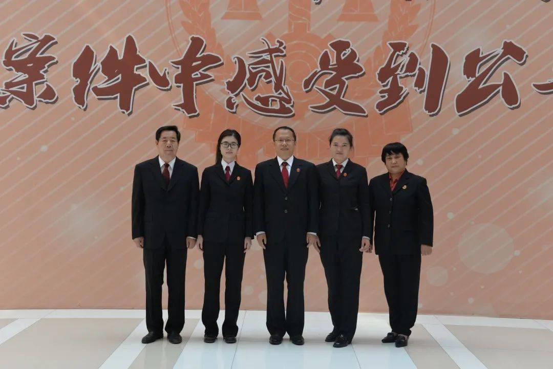 法槌敲响正义铿锵